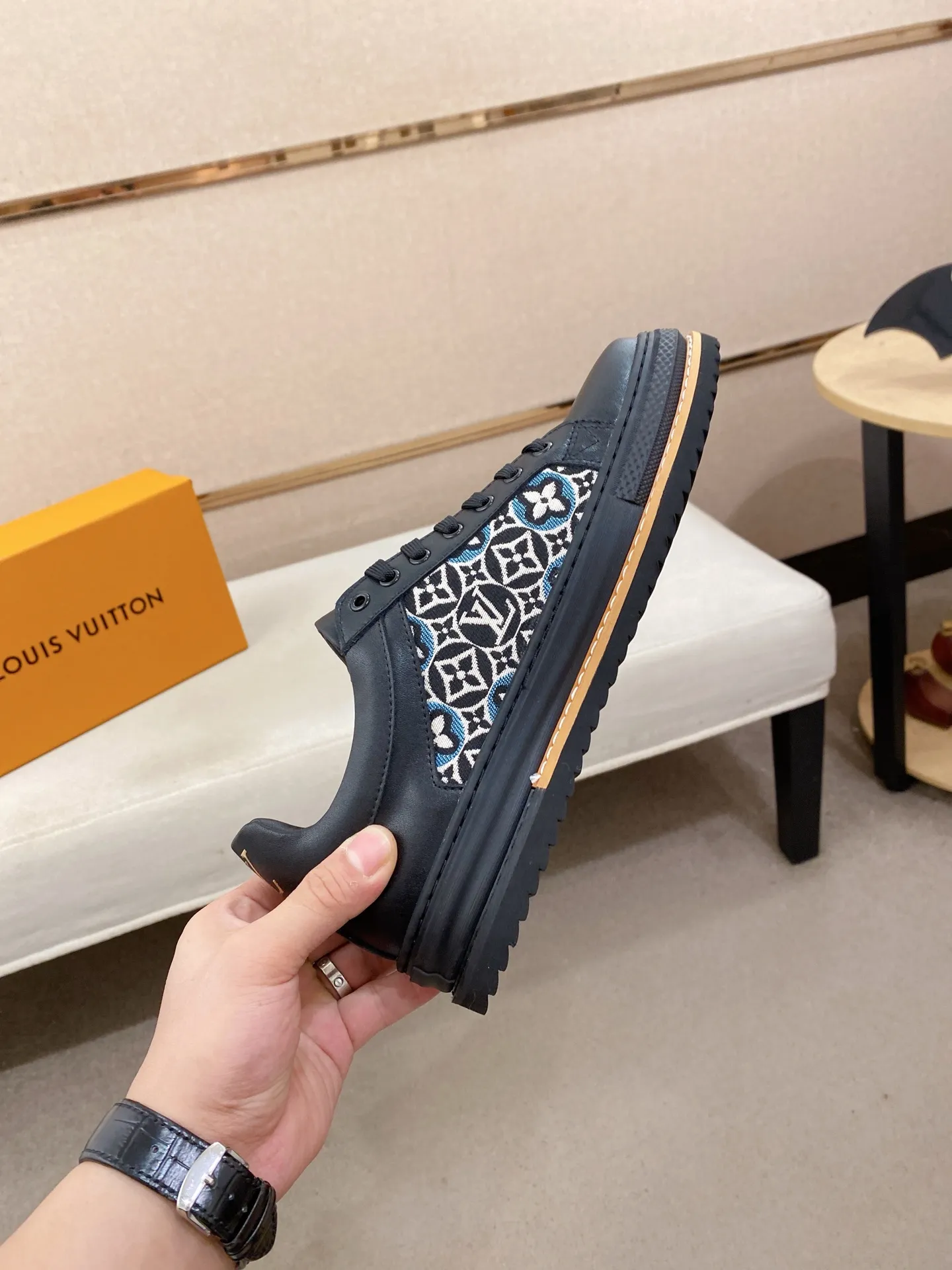 Men's clothing and shoes 400💰Louis Vuitton (Louis Vuitton/LV) top 🔍🔍 new models are on sale at the same time, the upper 🇮🇹 imported first-layer cowhide from Italy, fully imported sheepskin lining 💪💪, completely 1⃣️ to 1 ⃣️Re-engraved🇮🇹💪💪, ⚠Sole: The original sole is specially provided by the original factory, the exclusive movable molded sole is super comfortable, ⚠The original factory follows the order, 🔍🔍high quality, you can enter and exit the counter at will, welcome to compare⚠. Code number:38-44